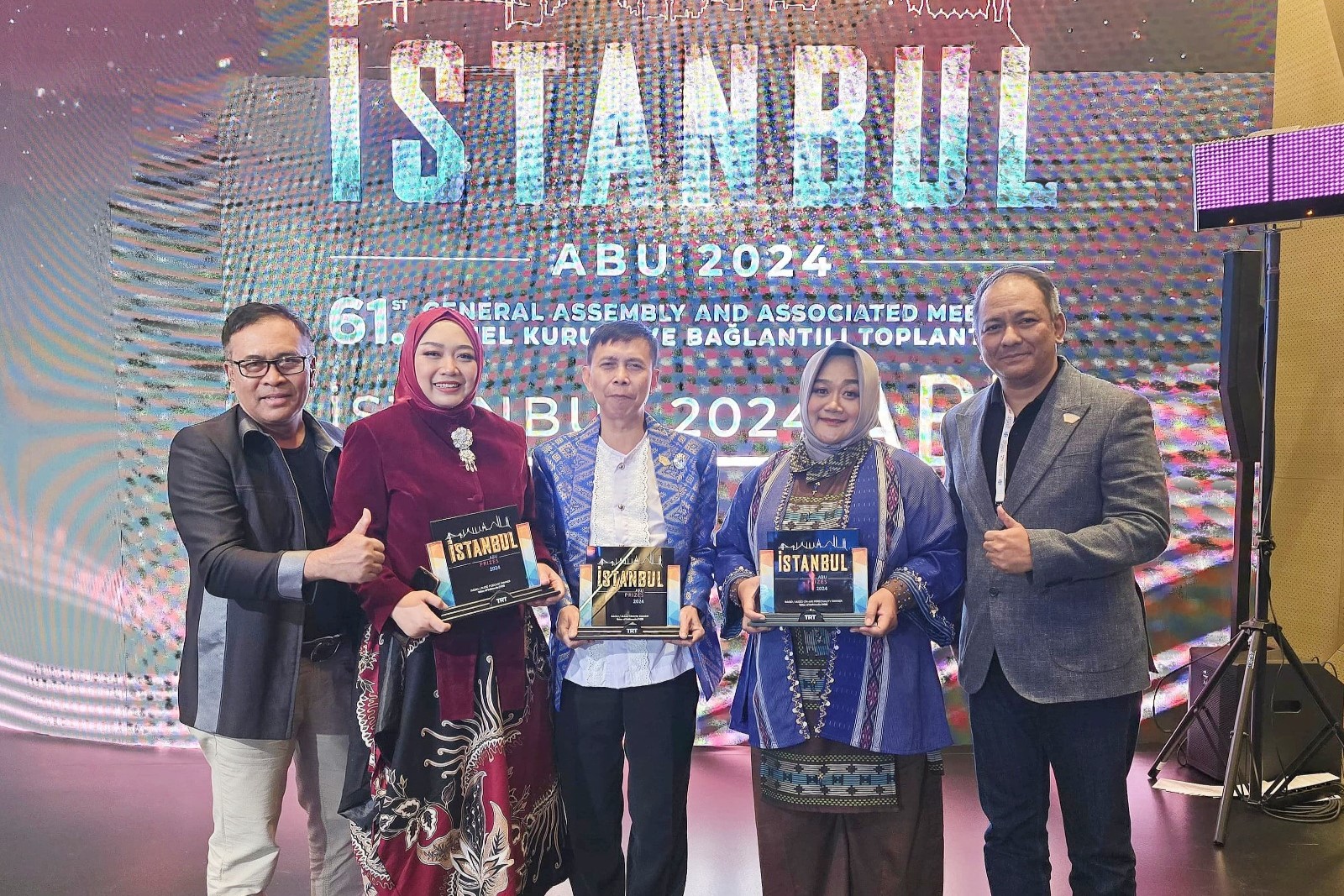 Esty Sulistya (baju biru dua dari kanan) bersama Direktur Utama RRI Ignatius Hendrasmo, Direktur Program Produksi RRI- Mistam, dan pemenang lain dari RRI.